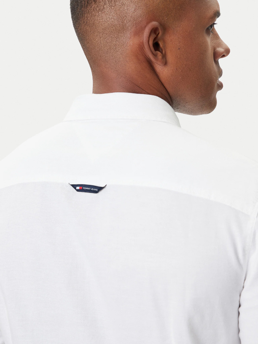 detail Tommy Jeans pánská bílá košile