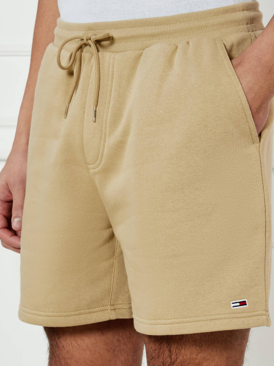 detail Tommy Jeans pánské béžové šortky