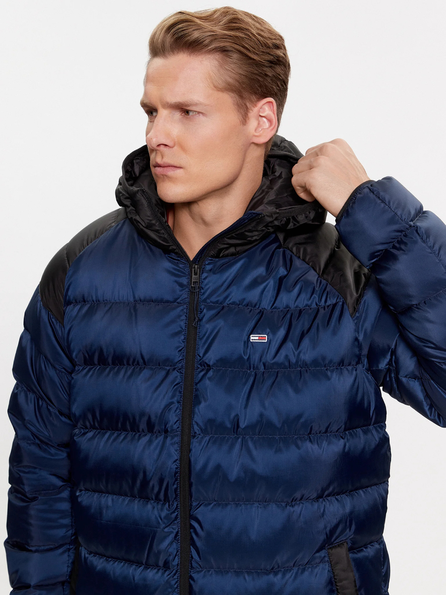 detail Tommy Jeans pánská tmavě modrá bunda