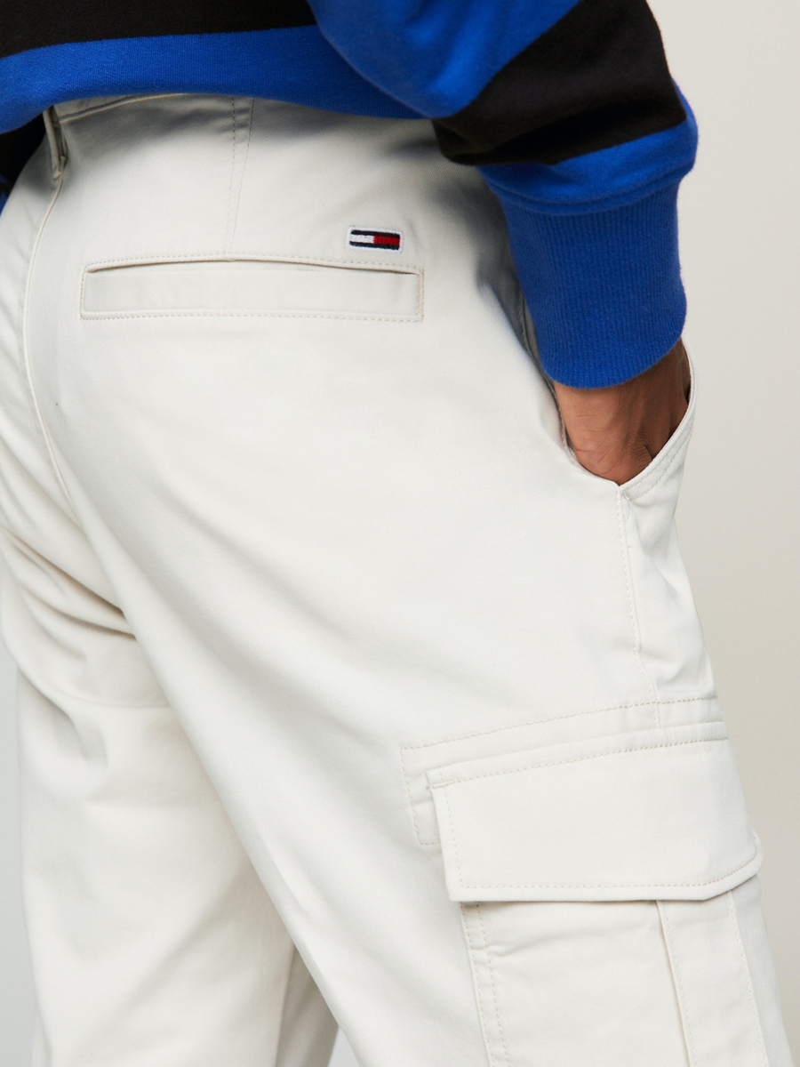 detail Tommy Jeans pánské krémové kalhoty Austin