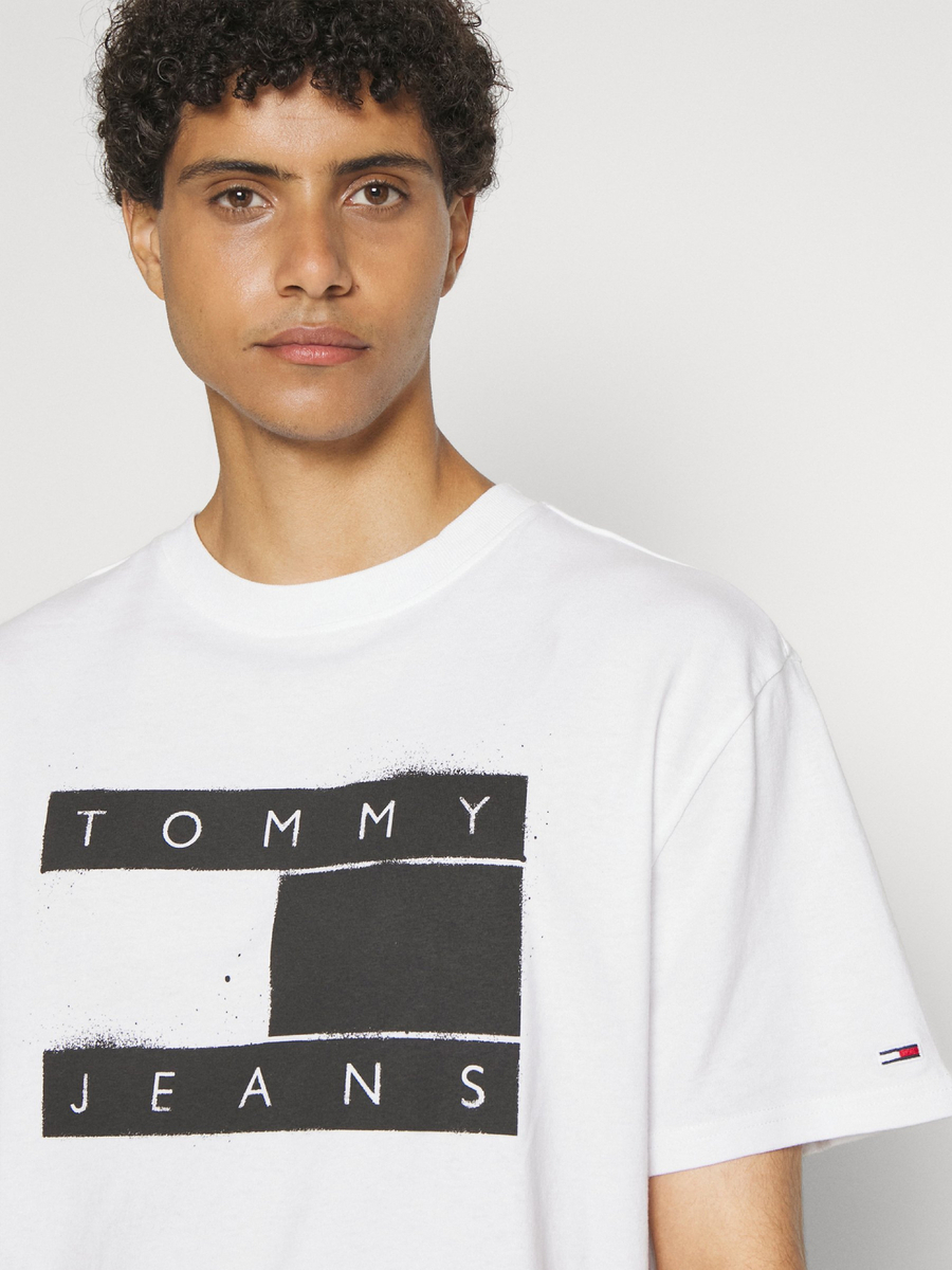 detail Tommy Jeans pánské bílé triko SPRAY FLAG