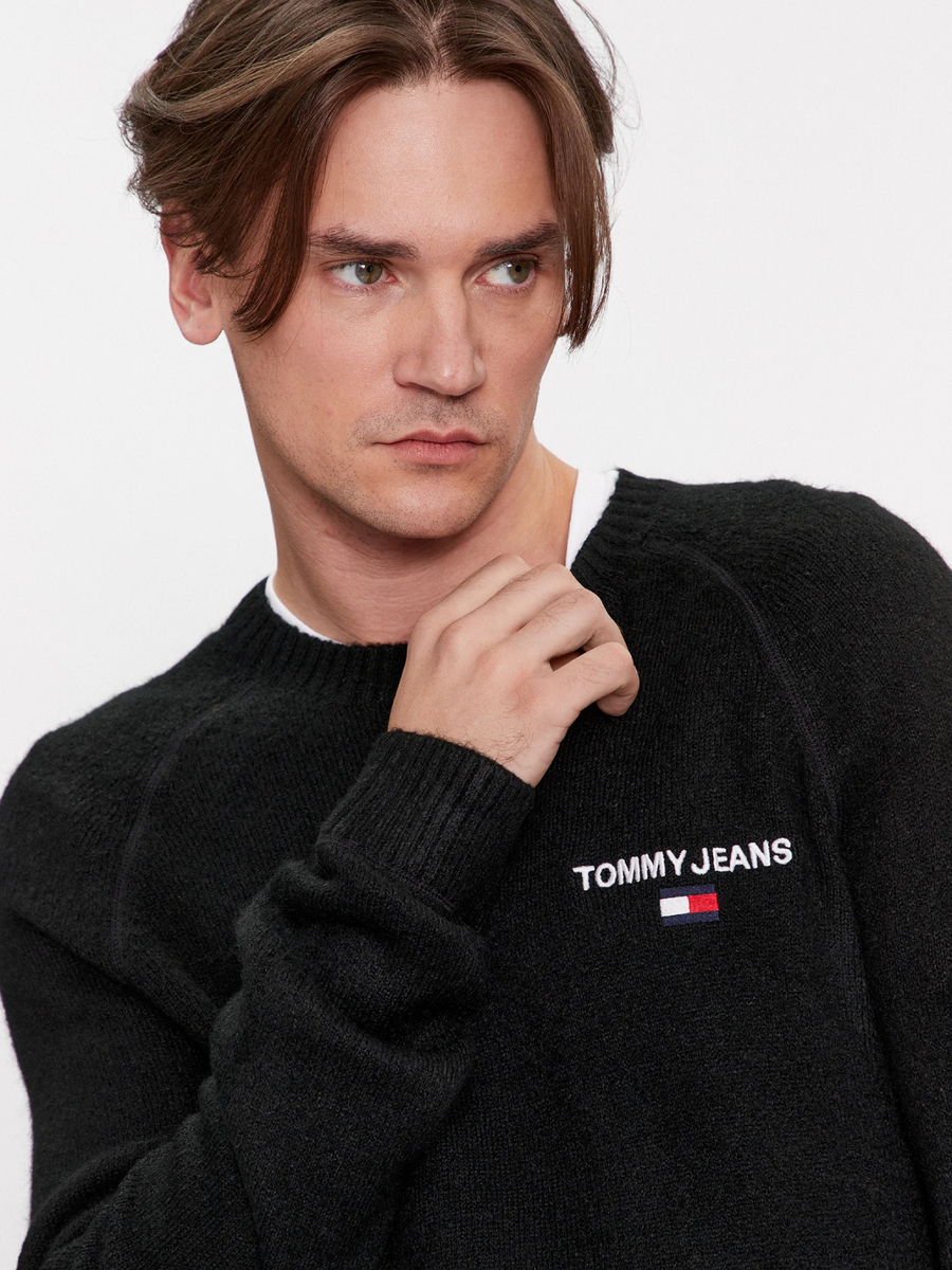 detail Tommy Jeans pánský černý svetr