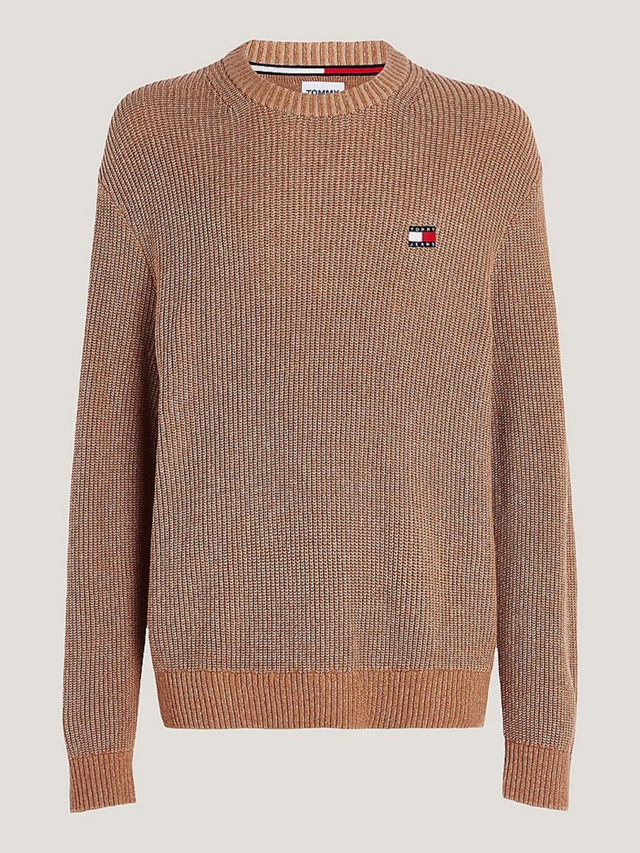 detail Tommy Jeans pánský zlatohnědý svetr