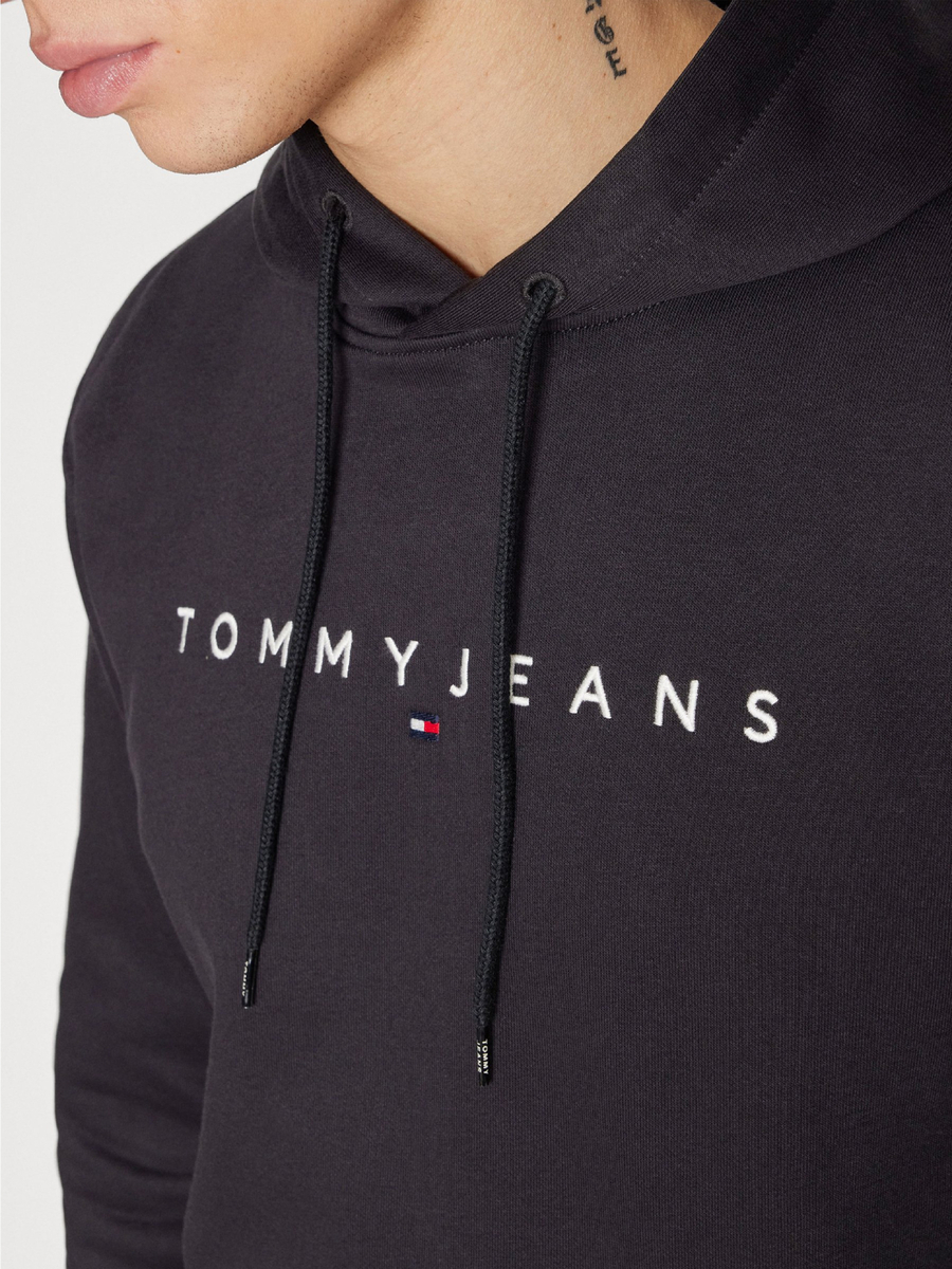 detail Tommy Jeans pánská černá mikina LINEAR LOGO