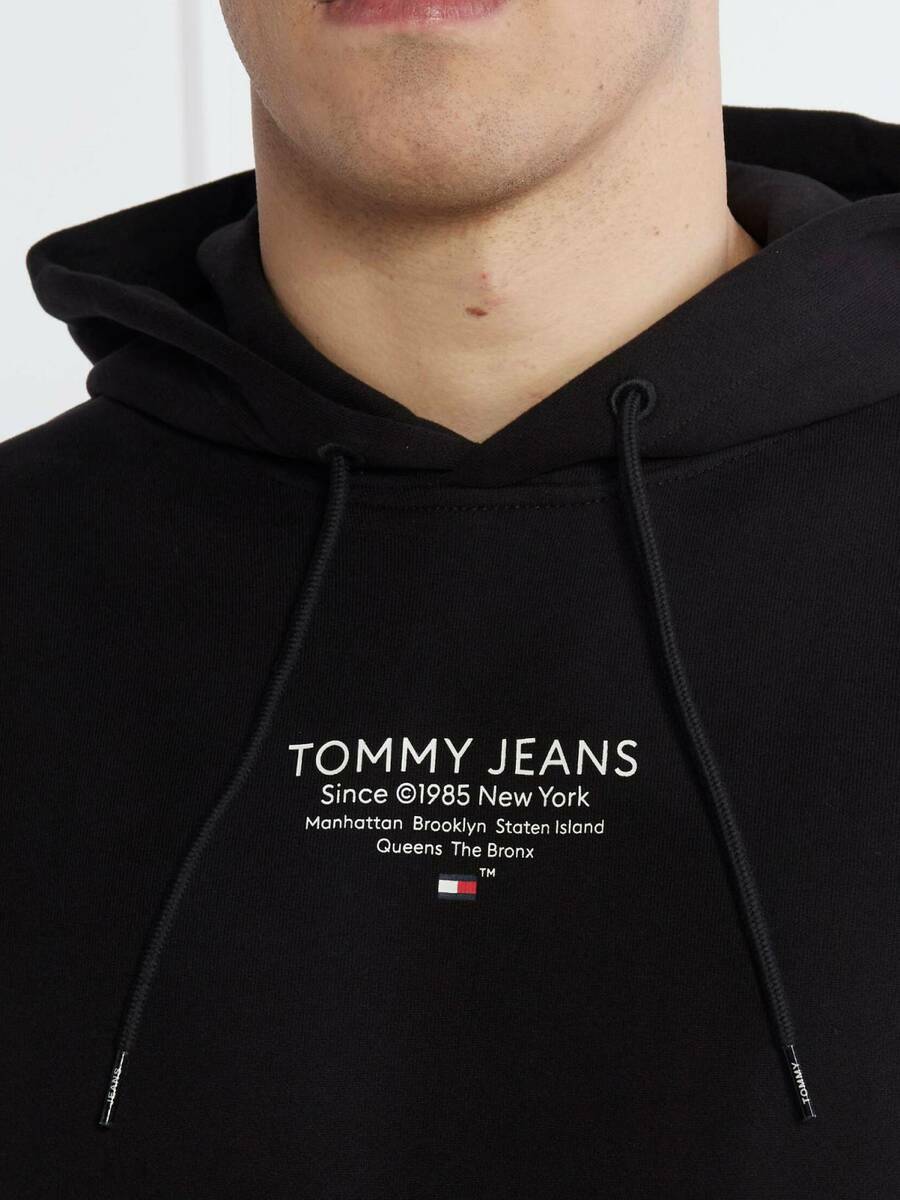 detail Tommy Jeans pánská černá mikina Graphic