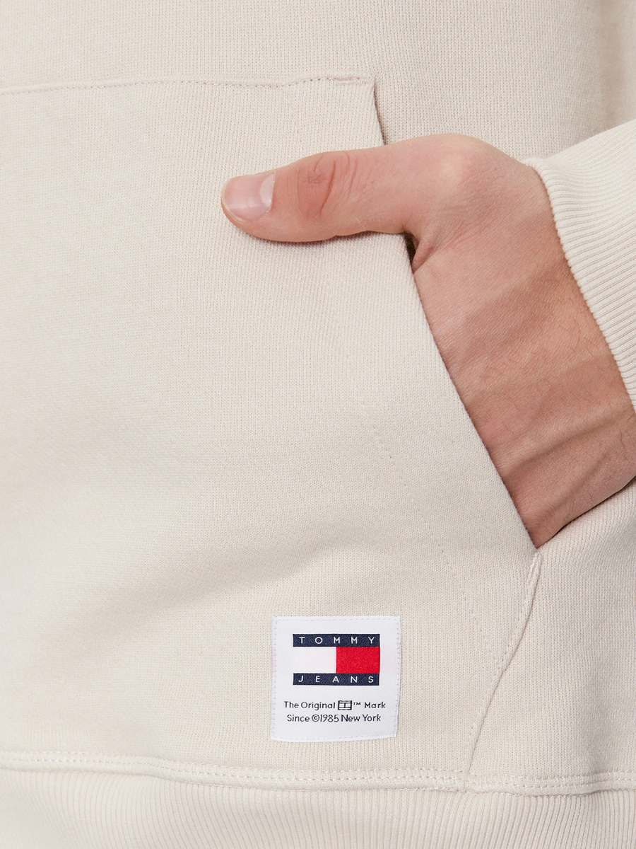 detail Tommy Jeans pánská béžová mikina