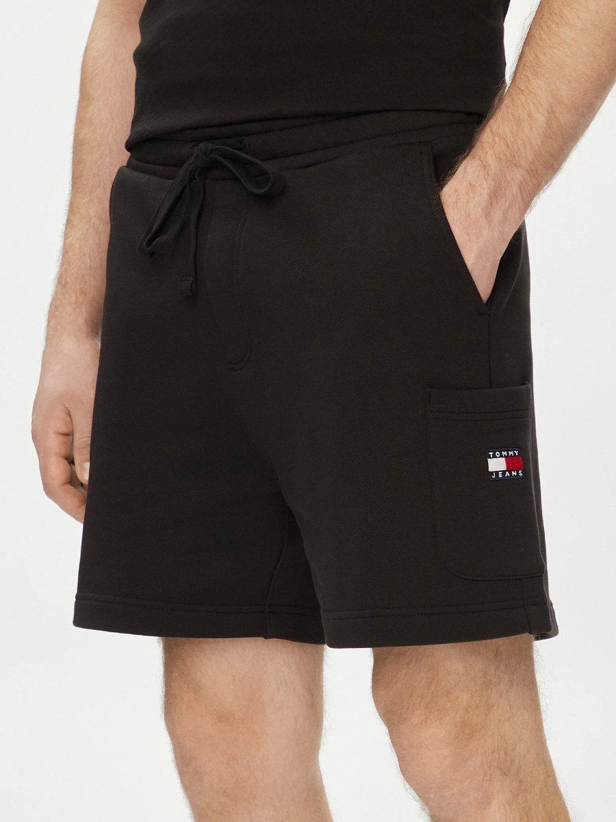 detail Tommy Jeans pánské černé šortky