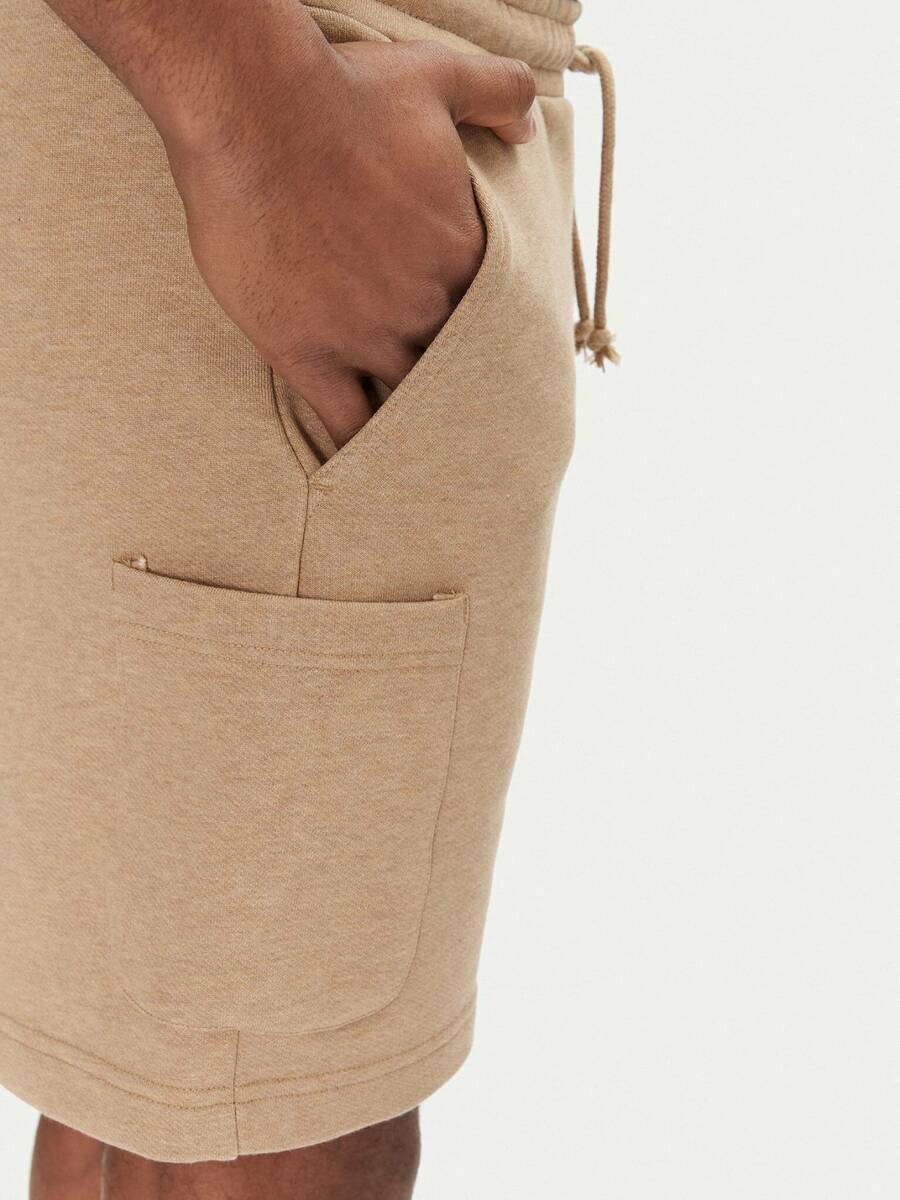 detail Tommy Jeans pánské béžové šortky
