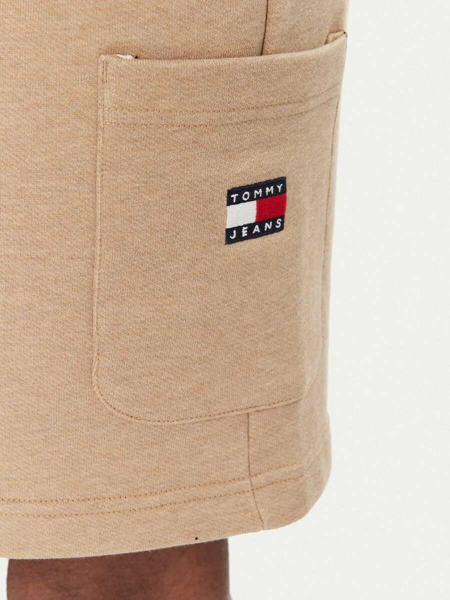 detail Tommy Jeans pánské béžové šortky