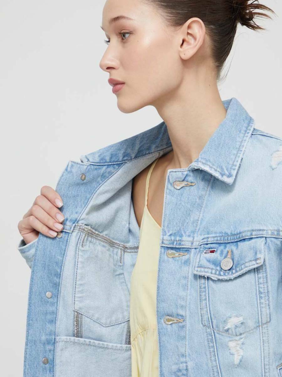detail Tommy Jeans dámská džínová bunda Mom
