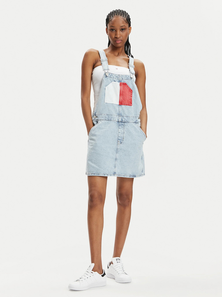 detail Tommy Jeans dámská džínová sukně s laclem