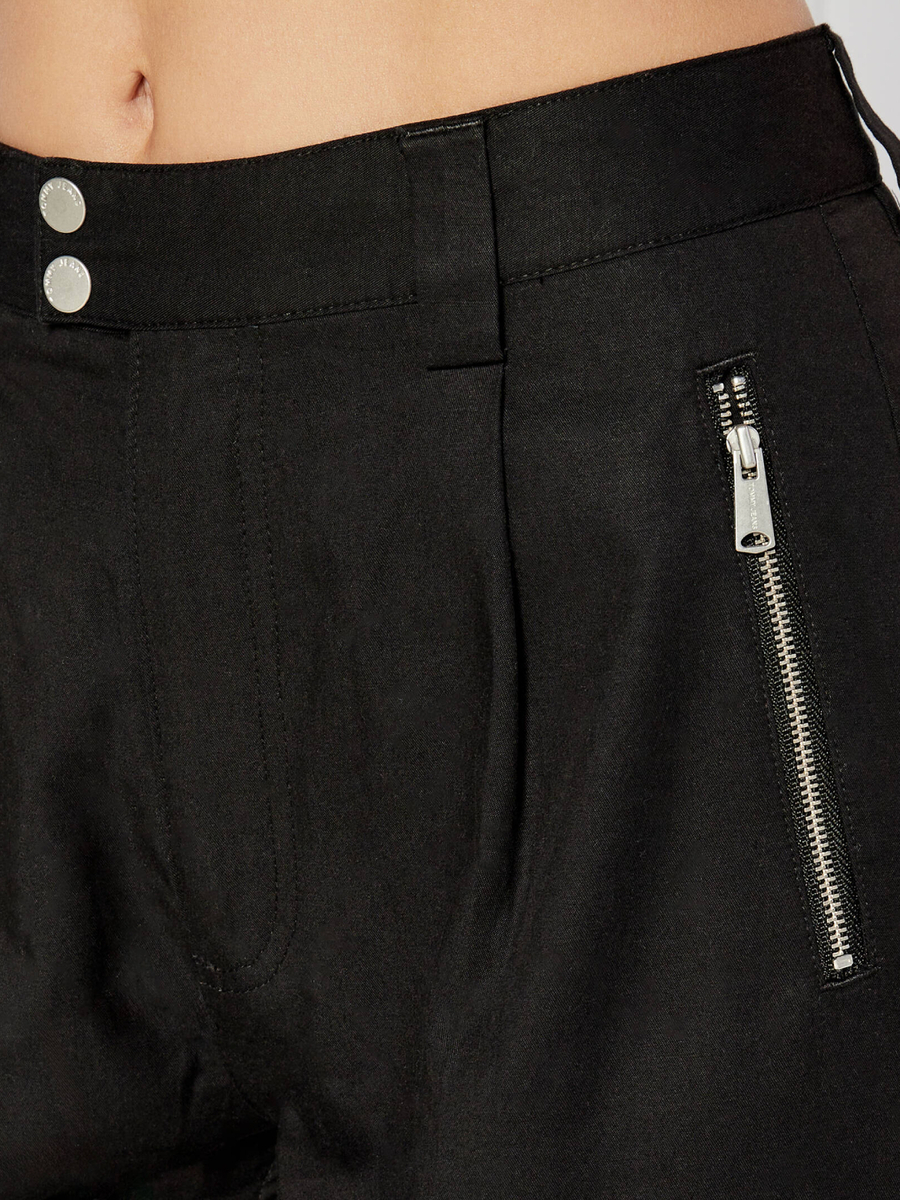 detail Tommy Jeans dámské černé cargo kalhoty