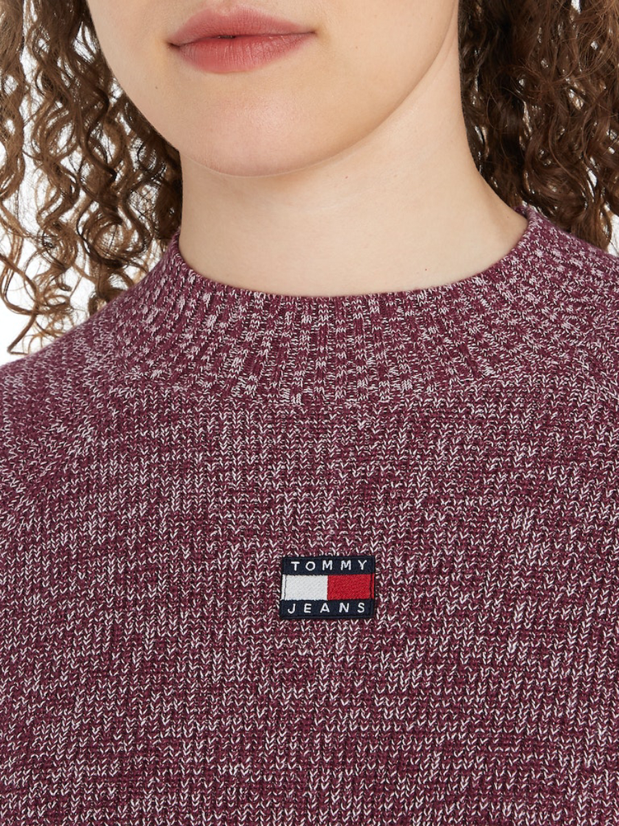 detail Tommy Jeans dámský vínový svetr