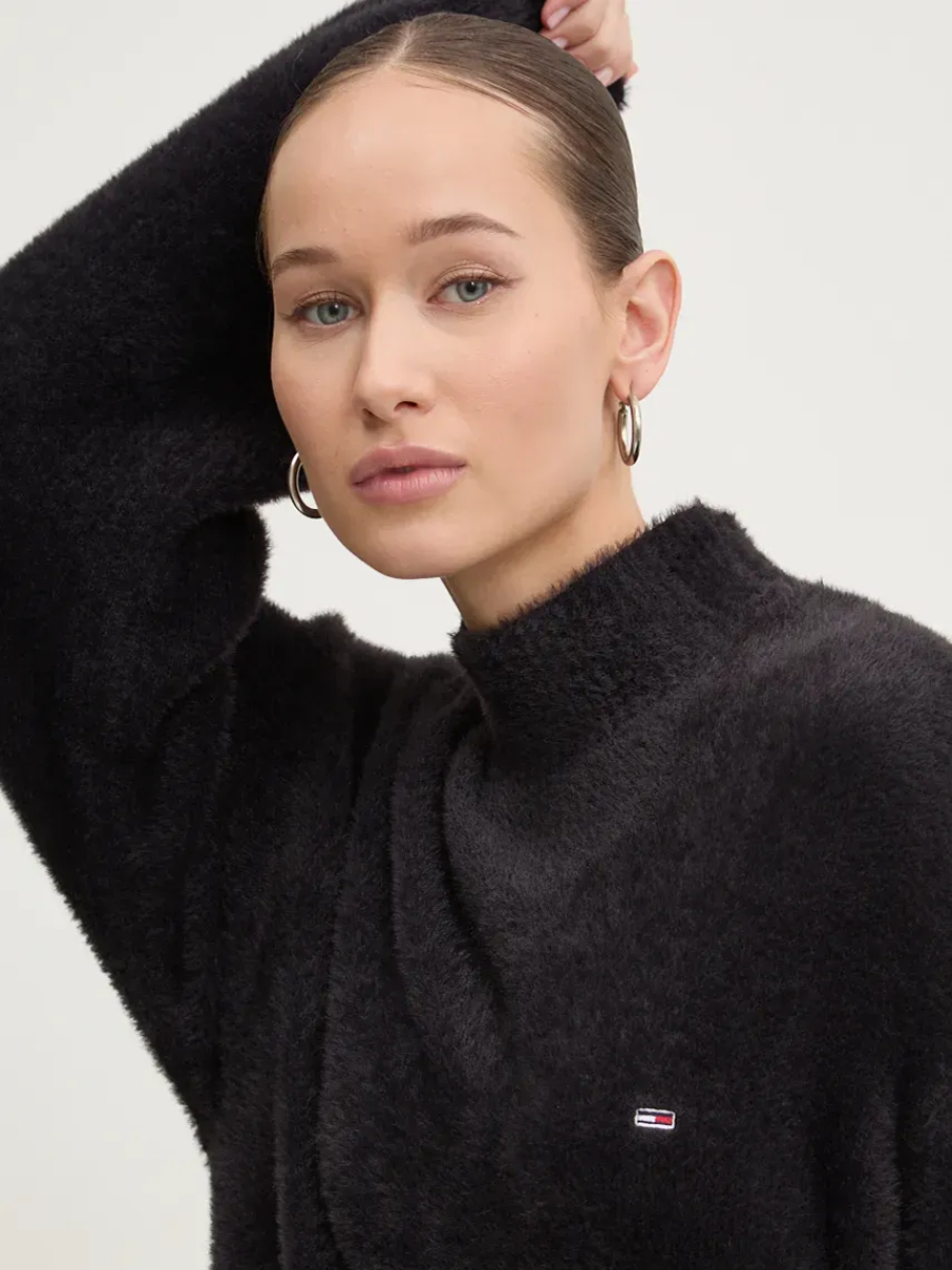 detail Tommy Jeans dámský černý svetr