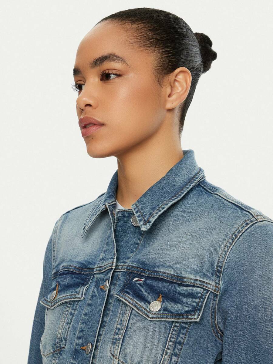 detail Tommy Jeans dámská džínová bunda