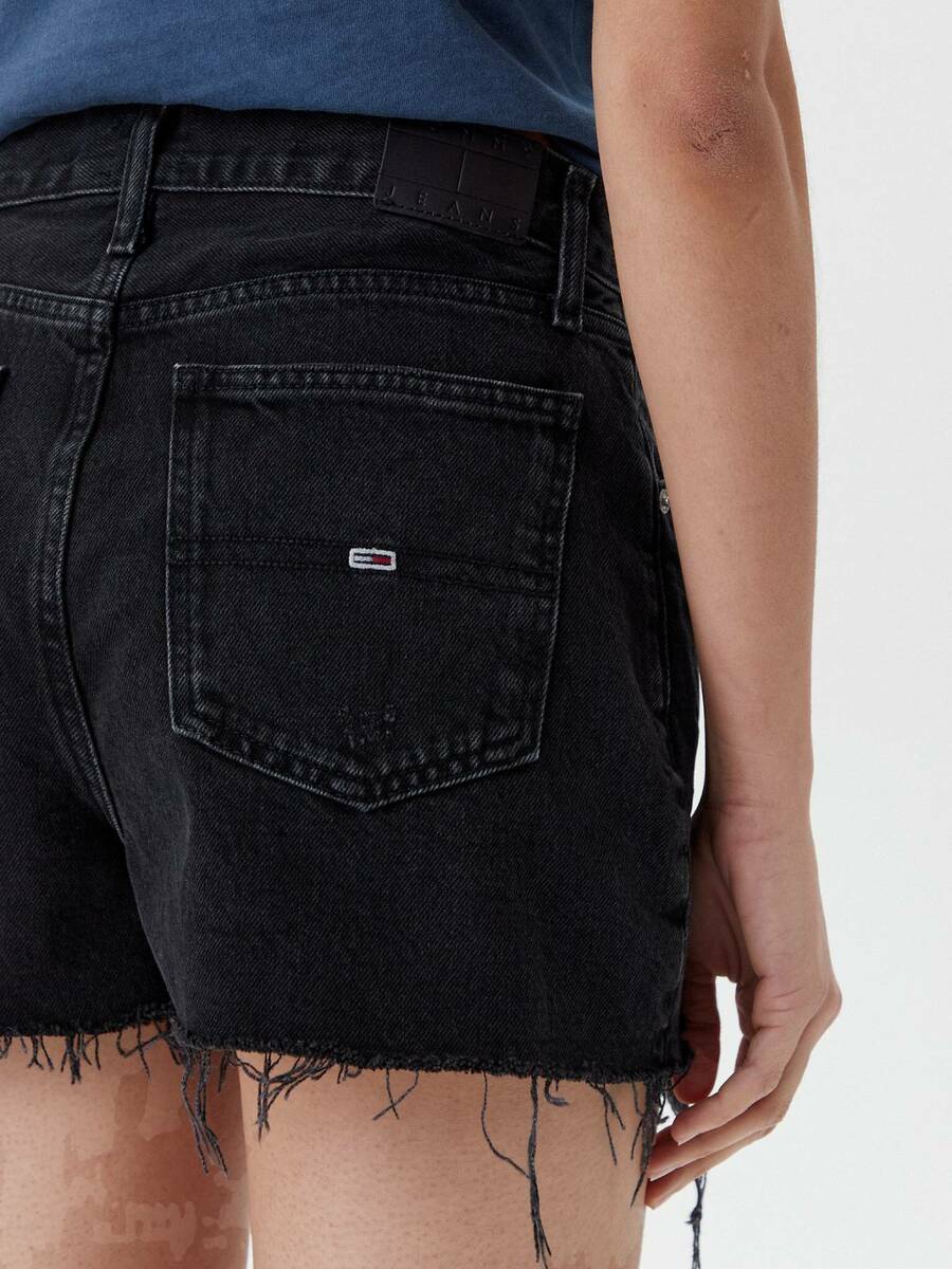 detail Tommy Jeans dámské černé džínové šortky