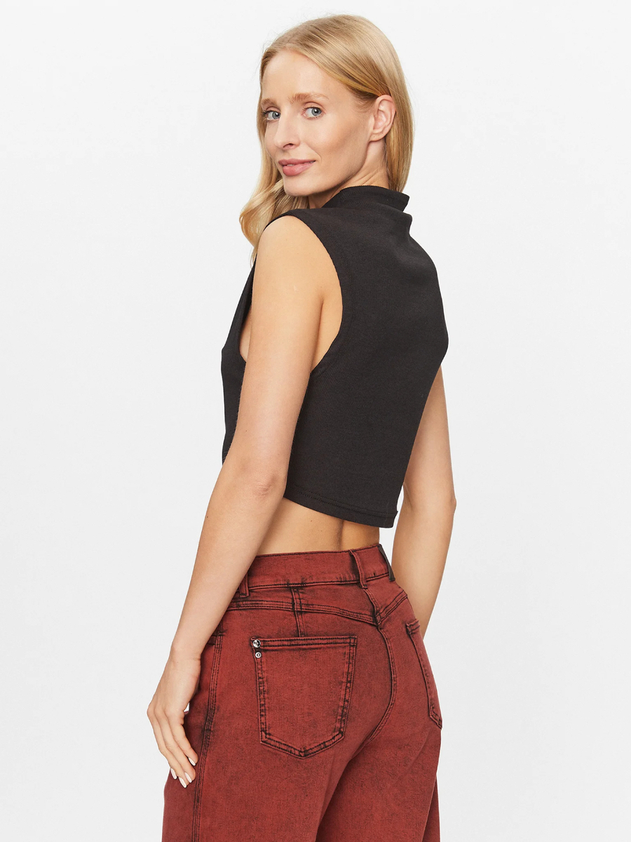 detail Calvin Klein dámský černý top