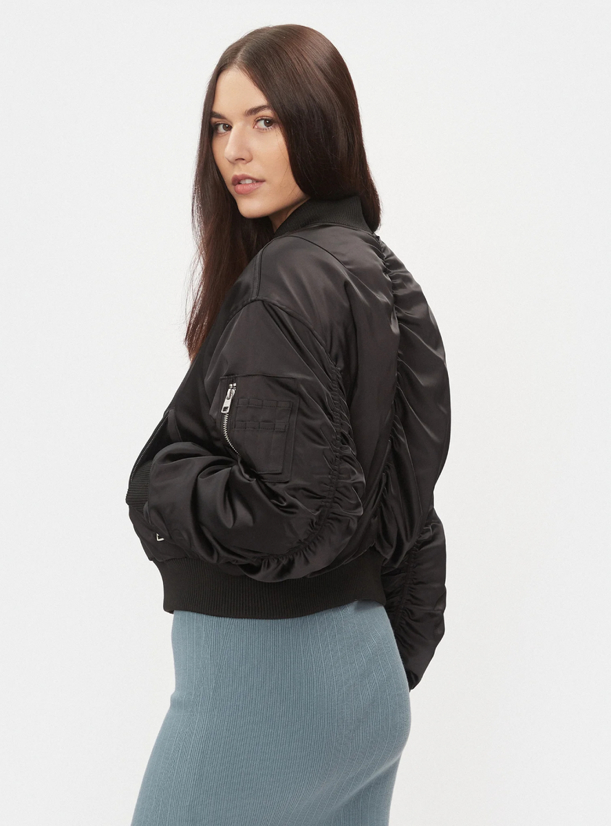 detail Calvin Klein dámský saténový černý bomber