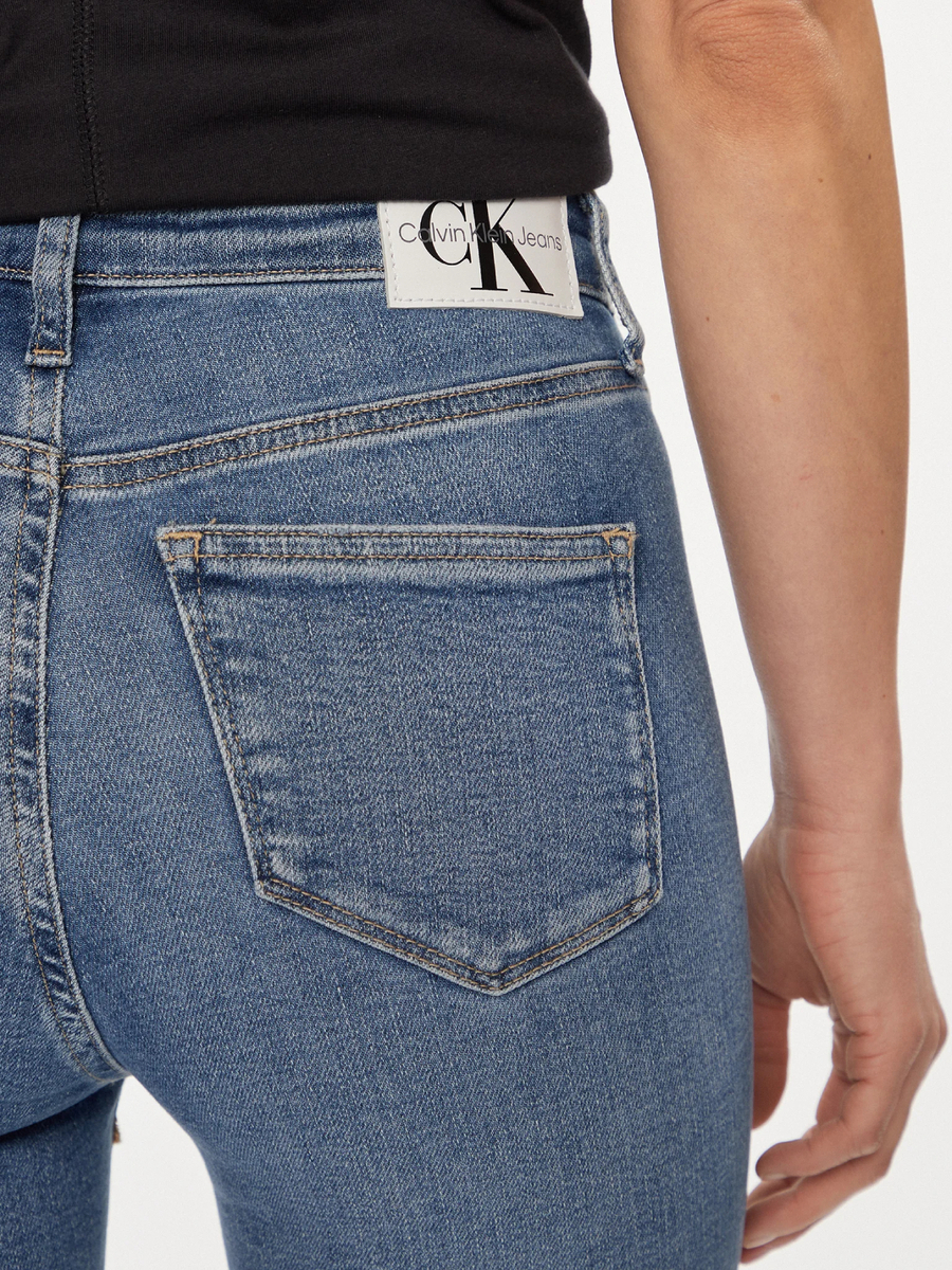 detail Calvin Klein dámské modré džíny
