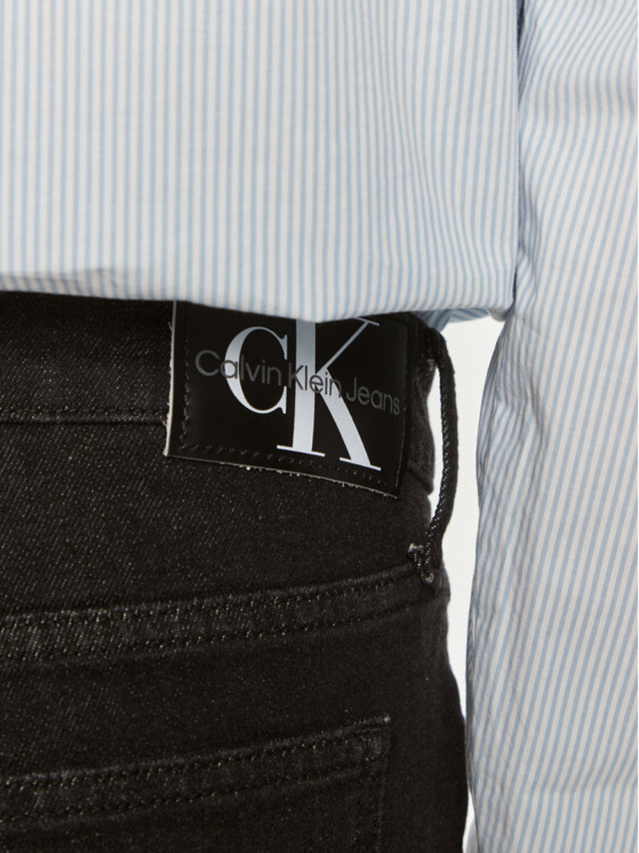 detail Calvin Klein dámské černé džínové kraťasy