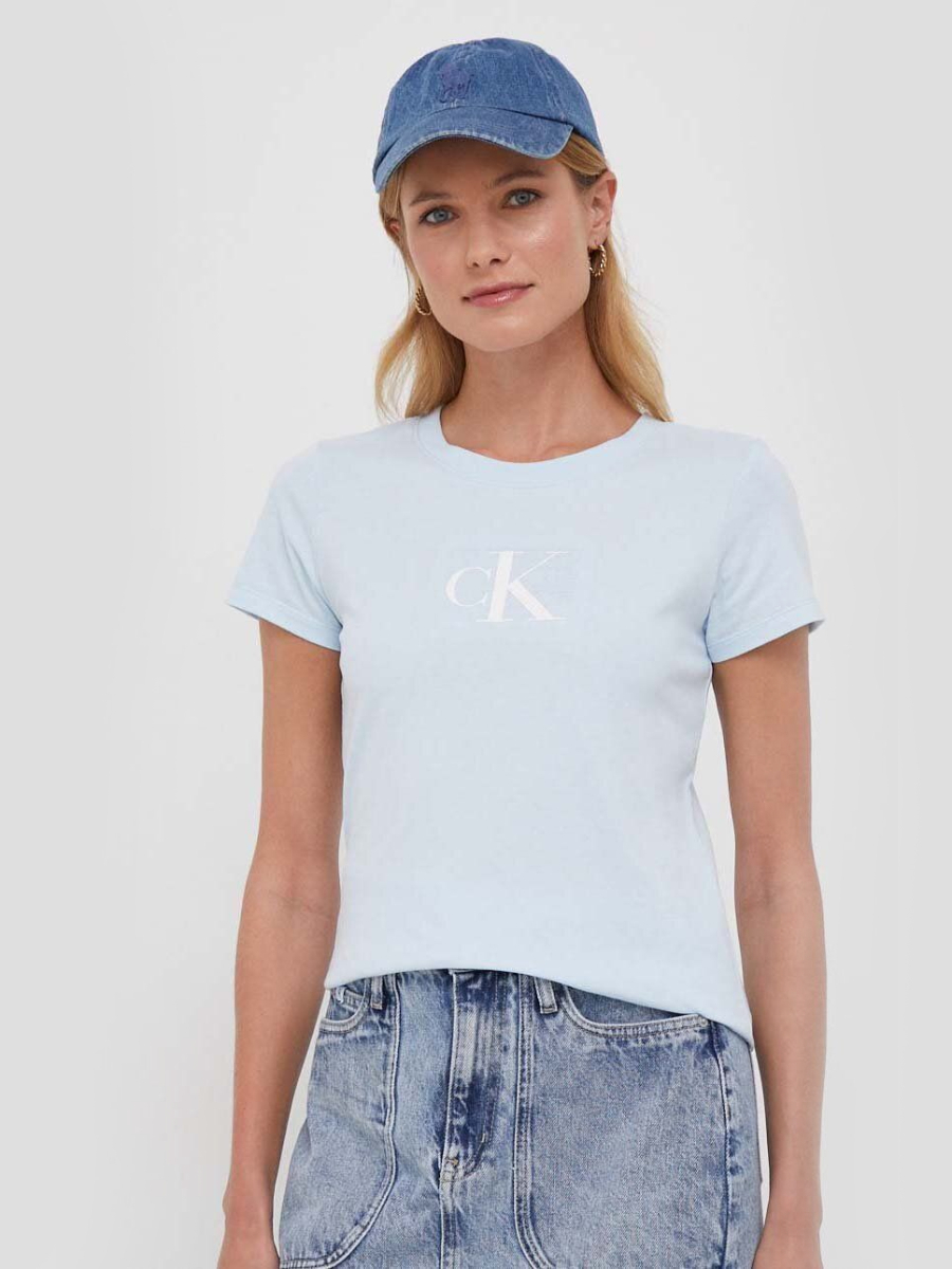 detail Calvin Klein dámské světle modré tričko