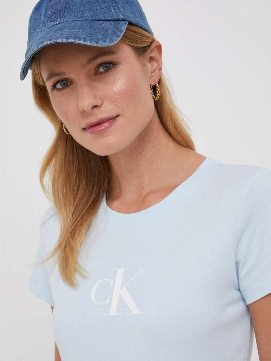 detail Calvin Klein dámské světle modré tričko