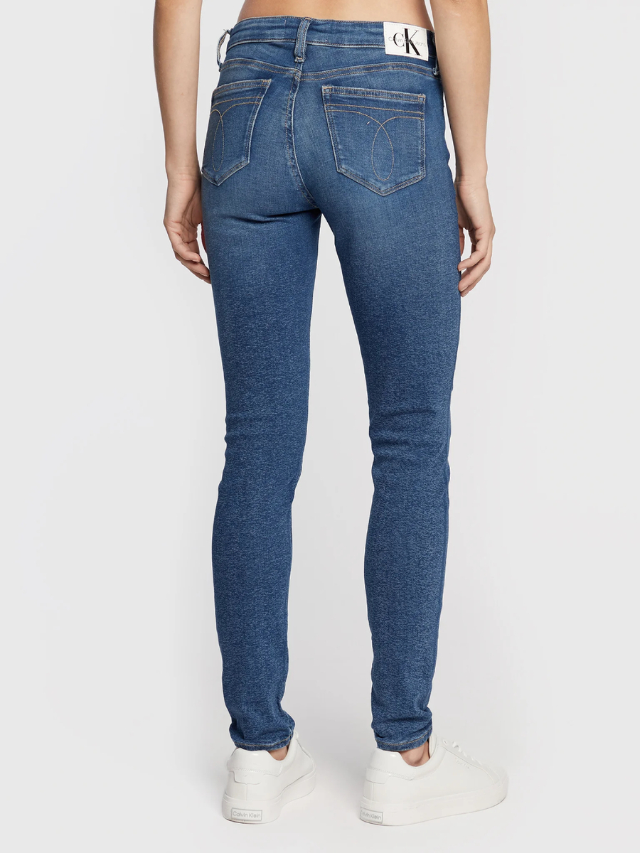 detail Calvin Klein dámské modré džíny