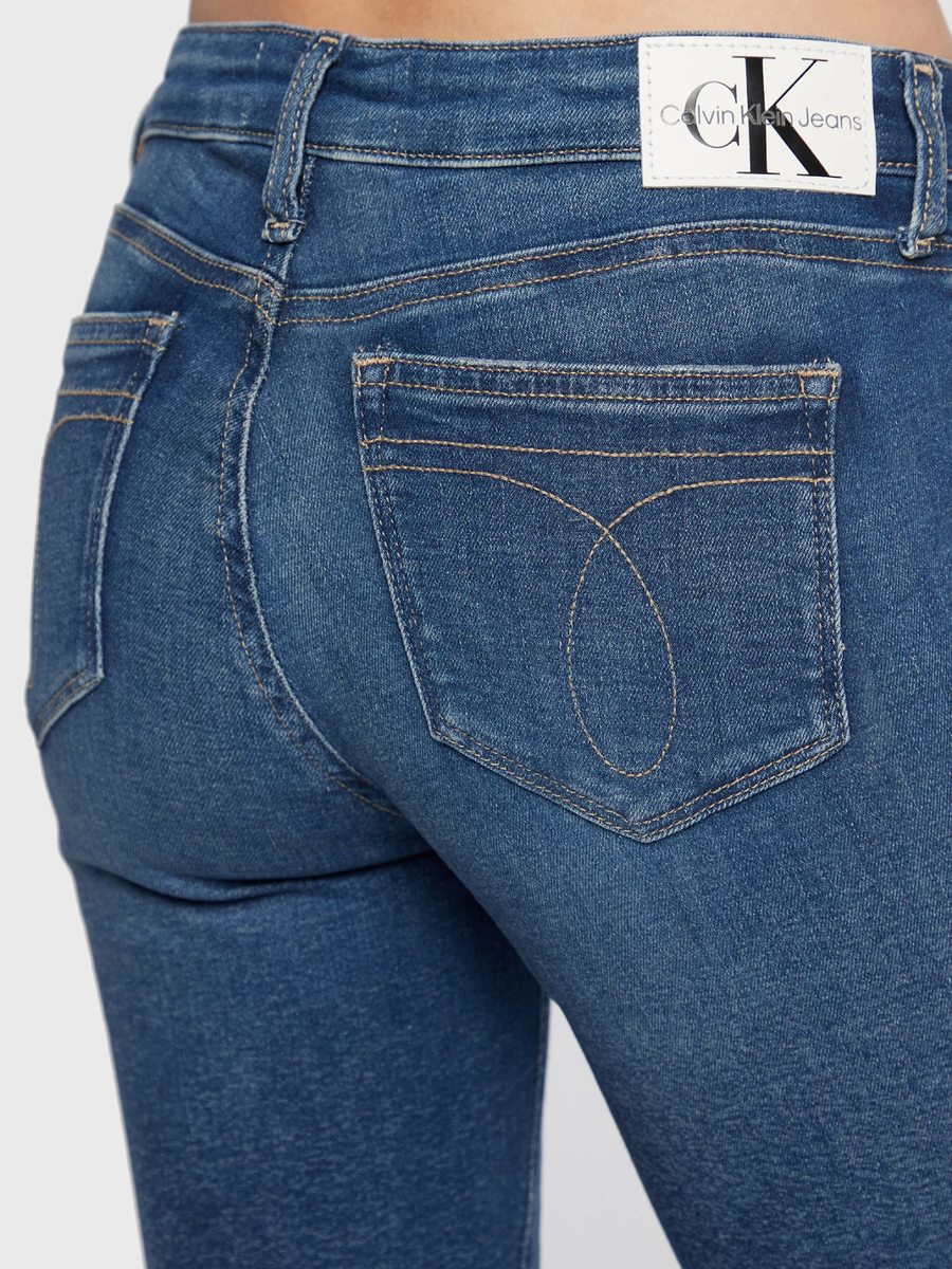 detail Calvin Klein dámské modré džíny