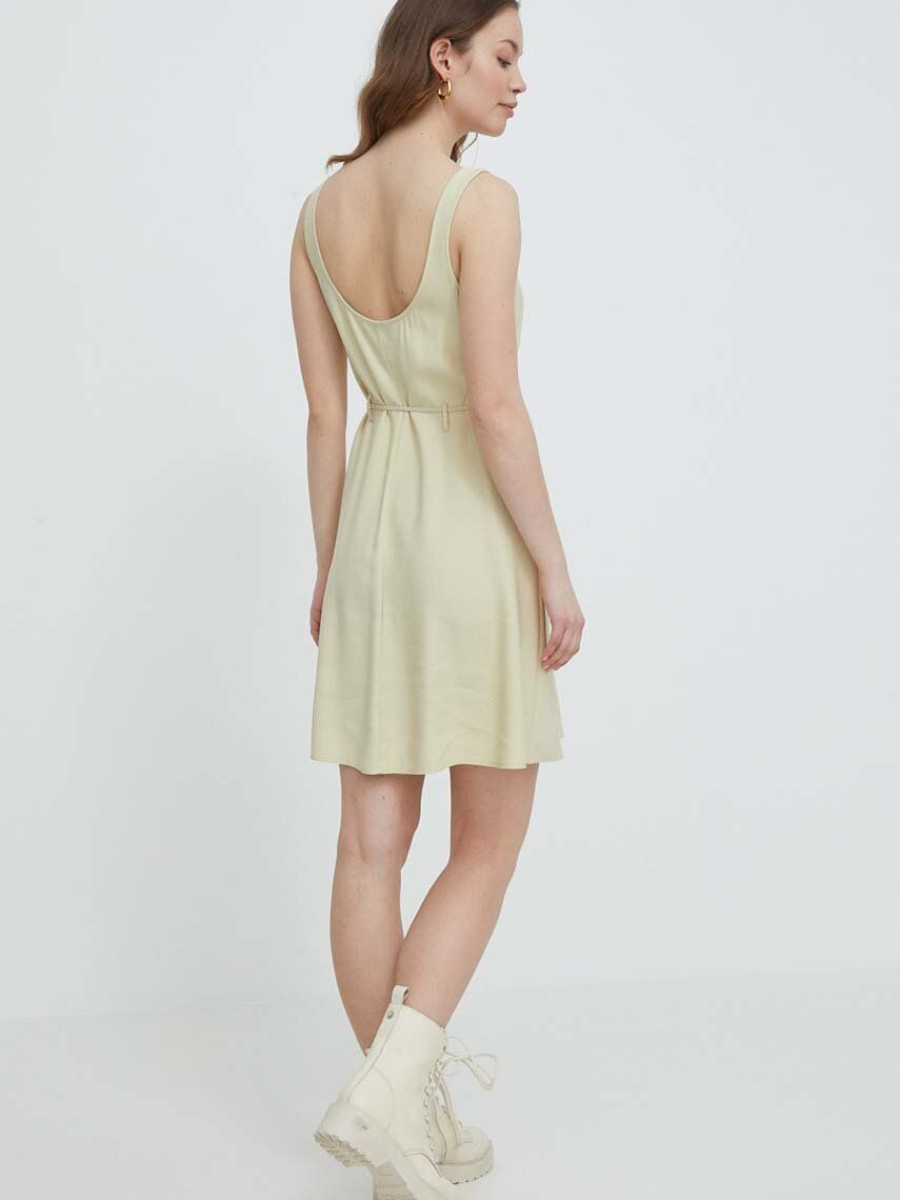 detail Calvin Klein dámské béžové šaty