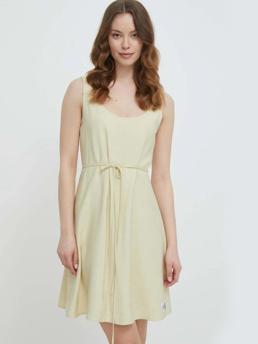 detail Calvin Klein dámské béžové šaty