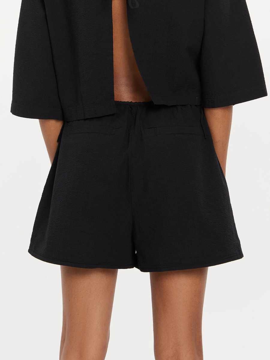 detail Calvin Klein dámské černé šortky