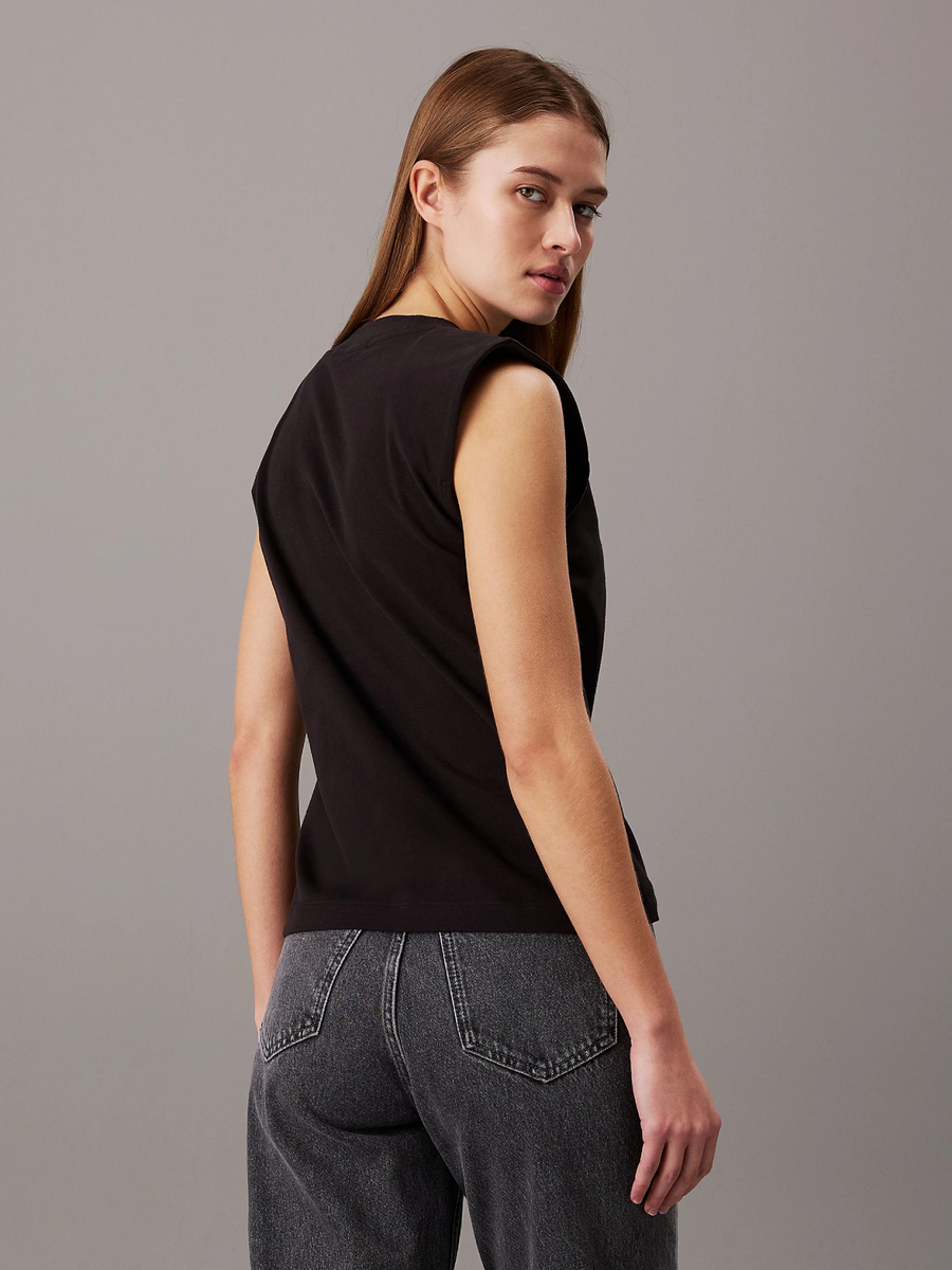 detail Calvin Klein dámské černé tričko