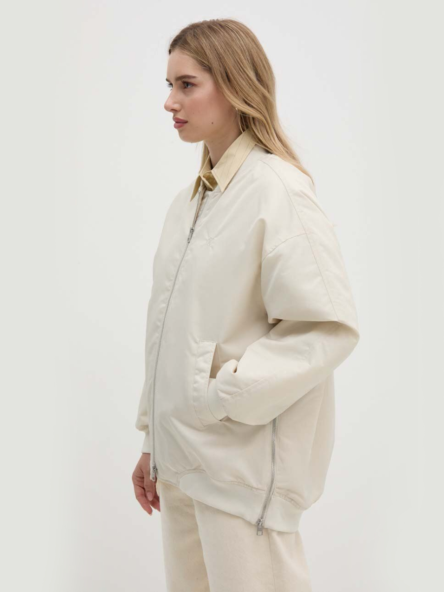 detail Calvin Klein dámský béžový bomber