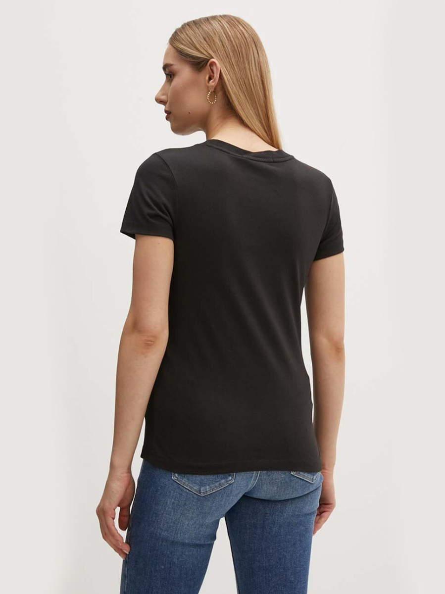 detail Calvin Klein dámské černé tričko