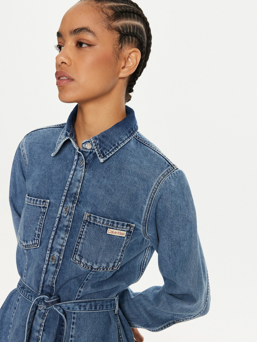 detail Calvin Klein dámské modré riflové šaty