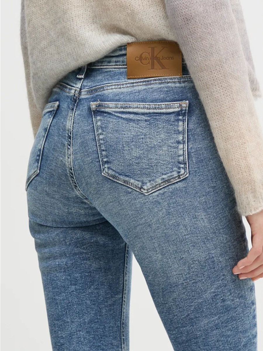 detail Calvin Klein dámské modré džíny