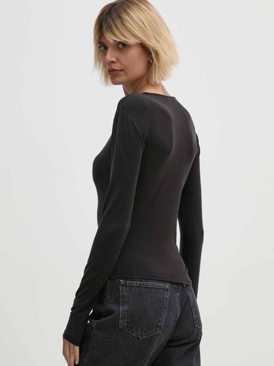 detail Calvin Klein dámské černé tričko