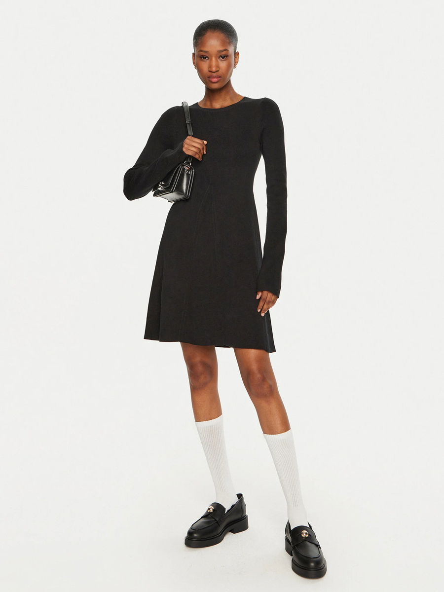 detail Calvin Klein dámské černé šaty