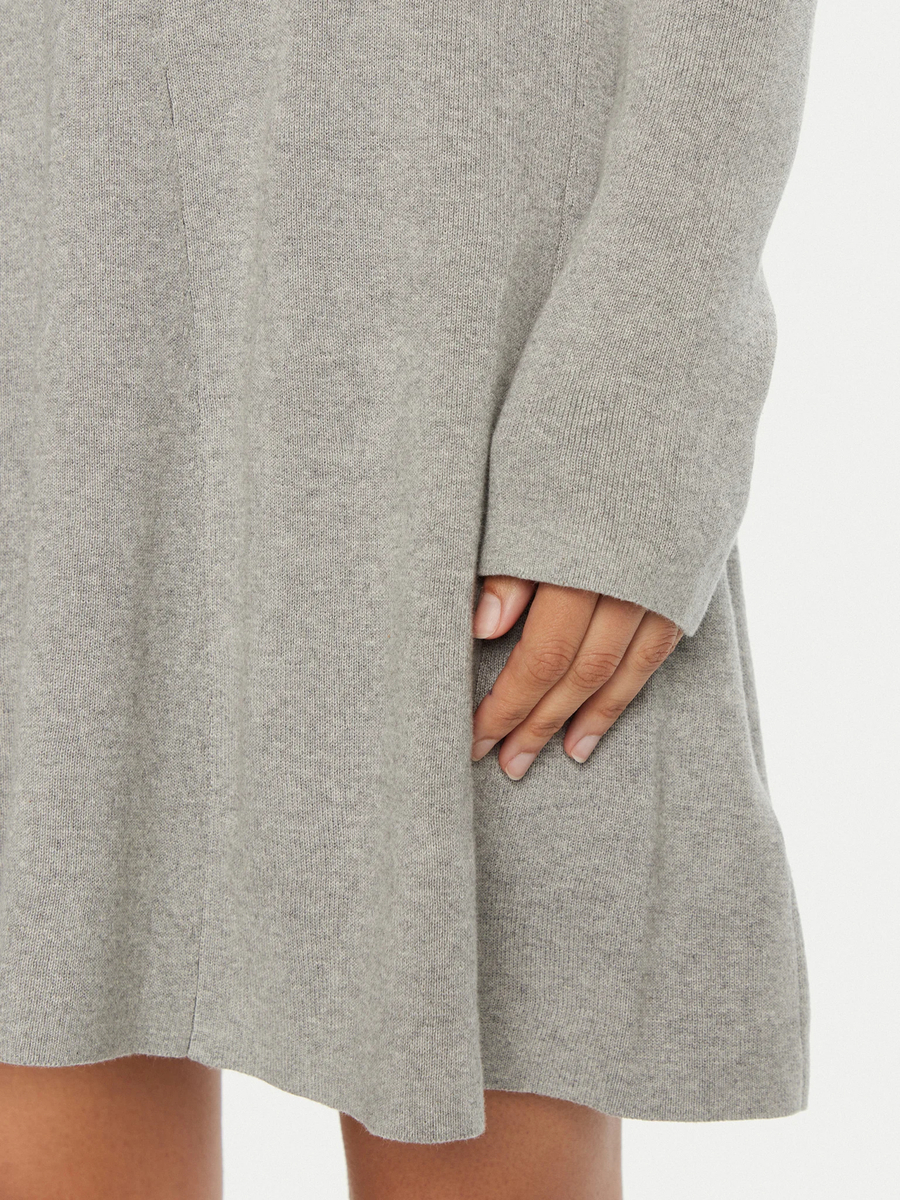 detail Calvin Klein dámské šedé šaty