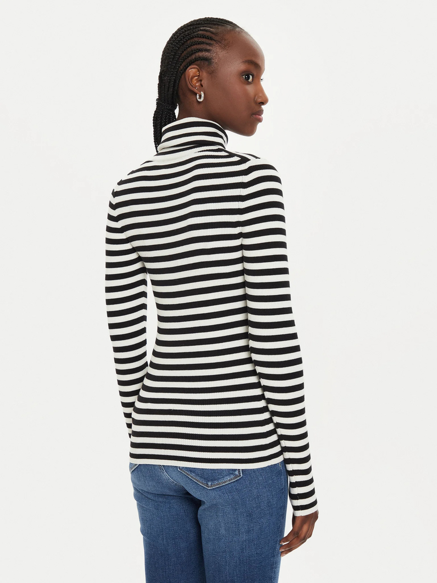 detail Calvin Klein dámský černobílý rolák