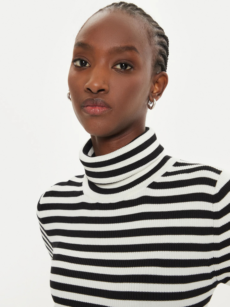 detail Calvin Klein dámský černobílý rolák