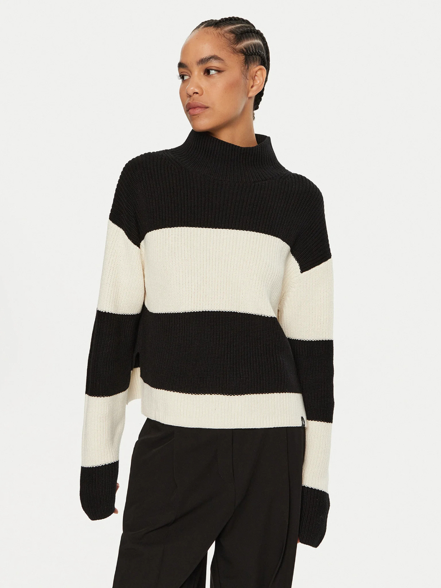 detail Calvin Klein černobílý pruhovaný svetr