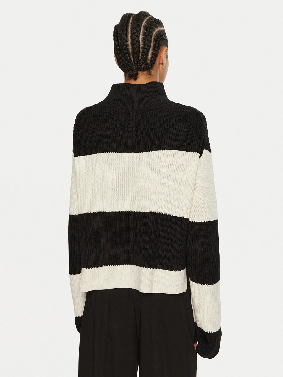 detail Calvin Klein černobílý pruhovaný svetr