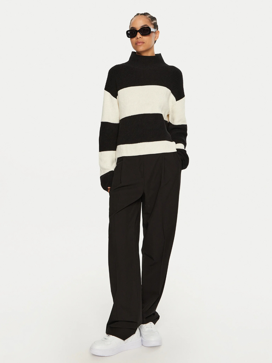 detail Calvin Klein černobílý pruhovaný svetr