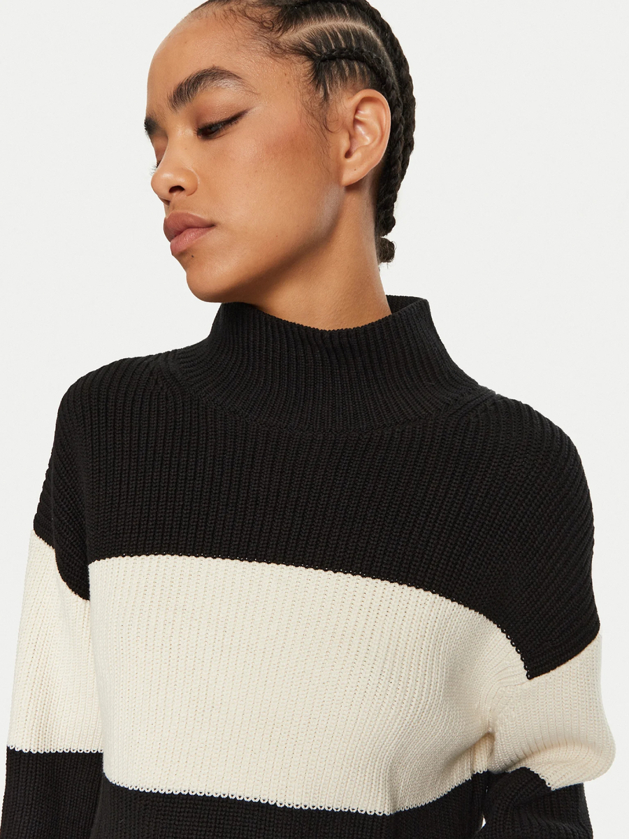 detail Calvin Klein černobílý pruhovaný svetr