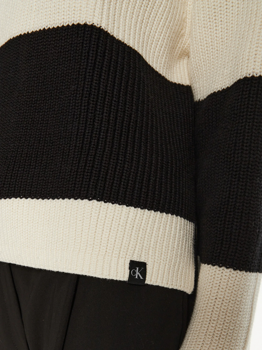 detail Calvin Klein černobílý pruhovaný svetr