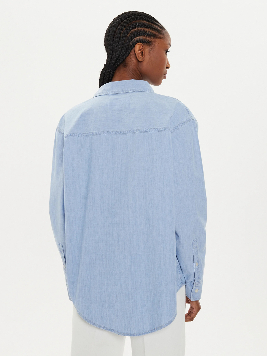 detail Calvin Klein dámská modrá košile
