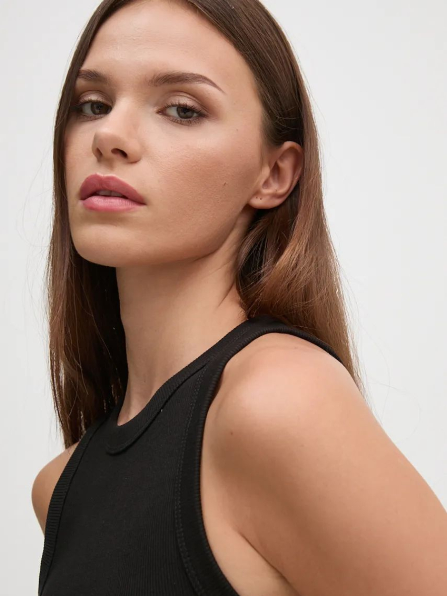 detail Calvin Klein dámské černé tílko