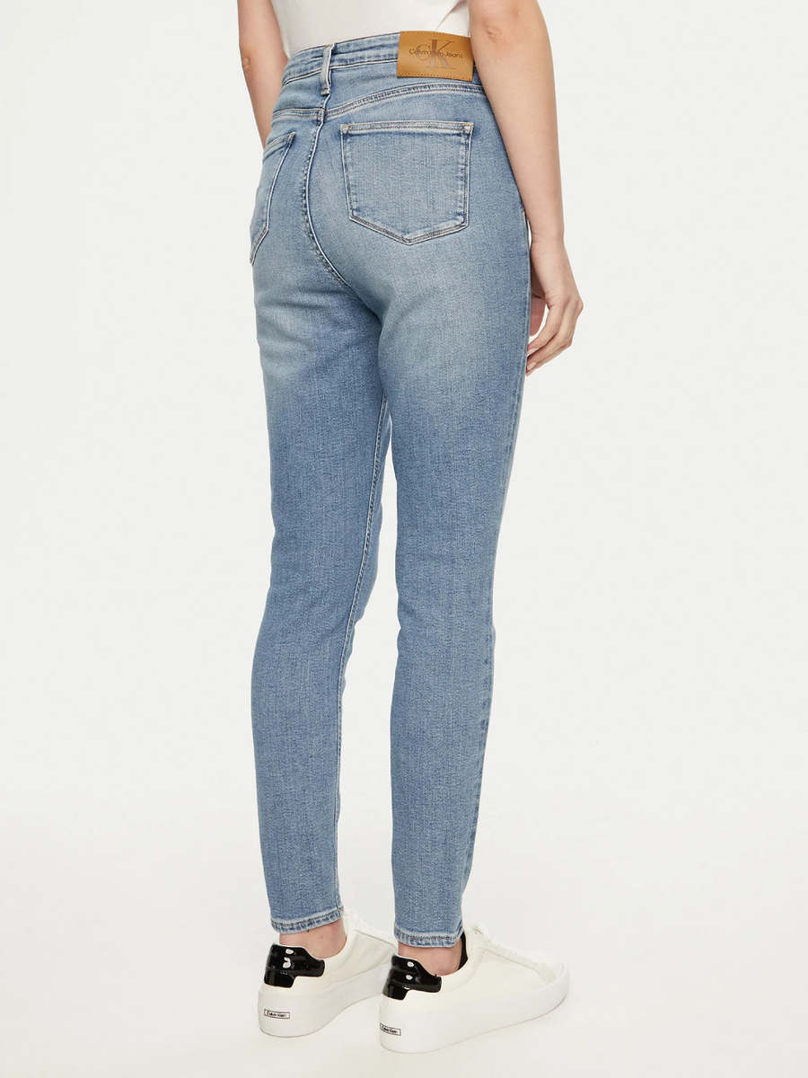 detail Calvin Klein dámské modré džíny
