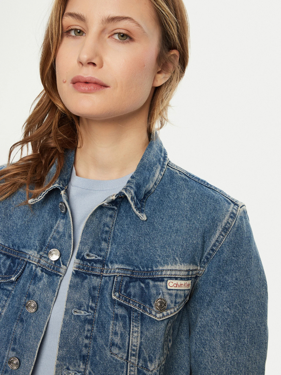 detail Calvin Klein dámská modrá džínová bunda